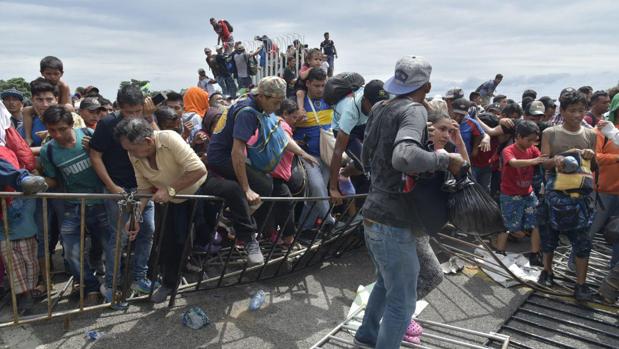 La caravana se enfrenta con la Polic a y cientos entran por la