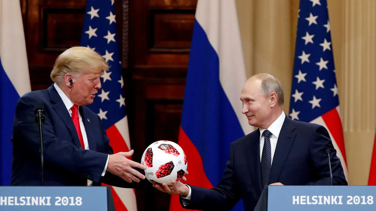 Donald Trump recibe de Vladímir Putin un balón durante la pasada cumbre de Helsinki, en julio