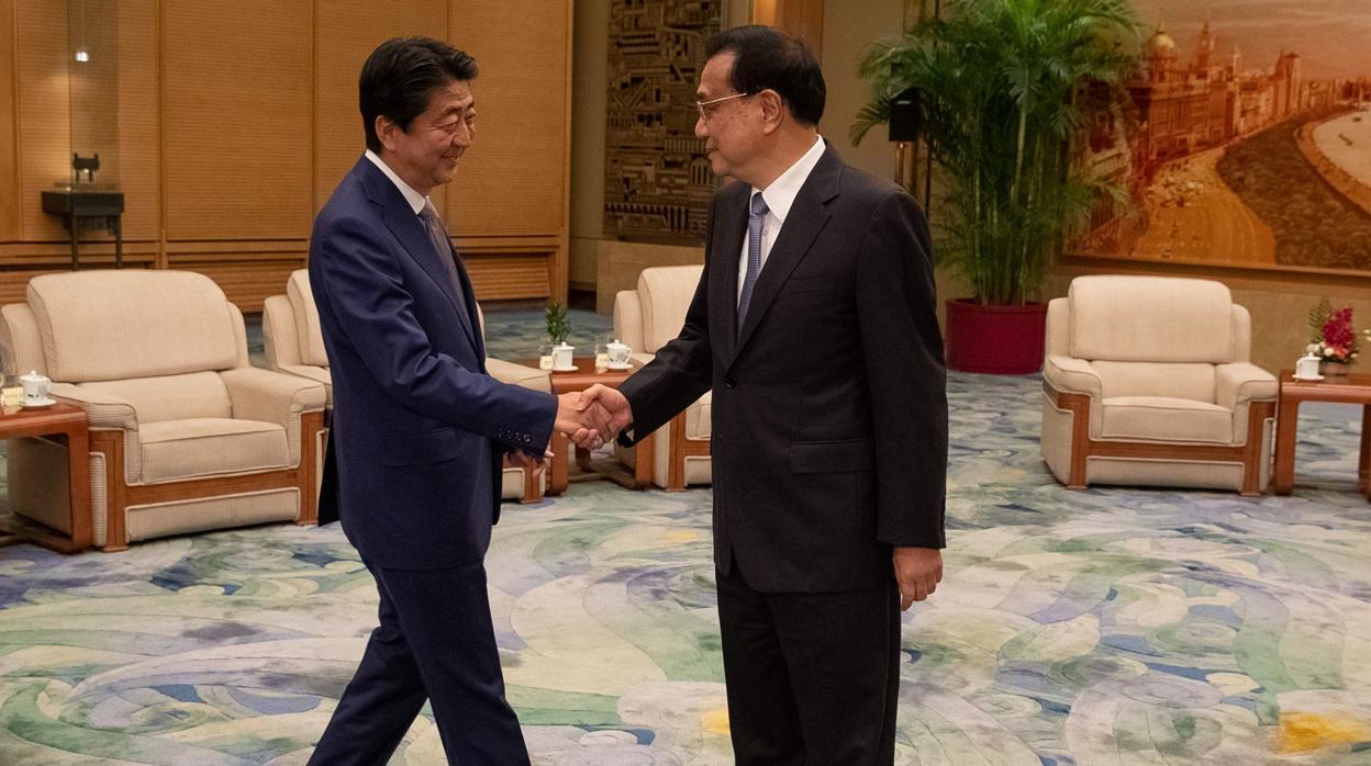 El primer ministro chino, Li Keqiang, recibe a jefe de Gobierno de Japón, Shinzo Abe, en el Gran Salón del Pueblo, en Pekín