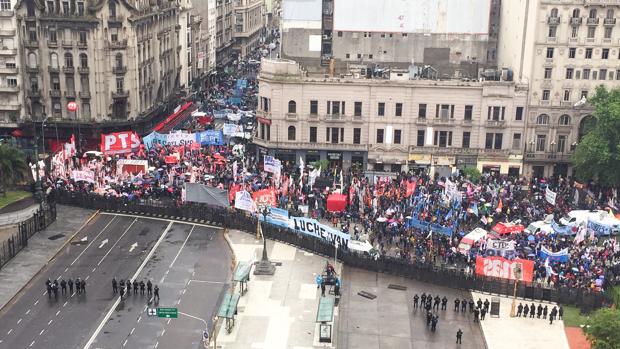 Furia en el Congreso argentino para aprobar los presupuestos: dos diputados casi acaban a puñetazos