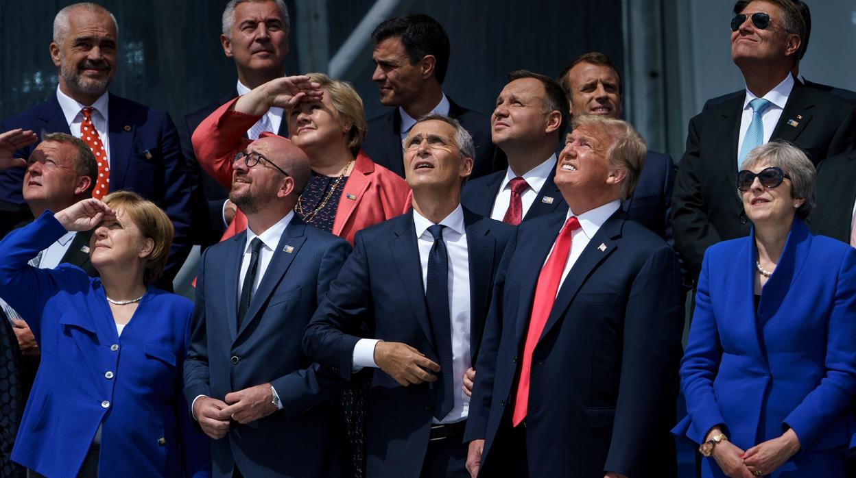 El secretario general de la OTAN, Jens Stoltenberg, junto a varios líderes mundiales