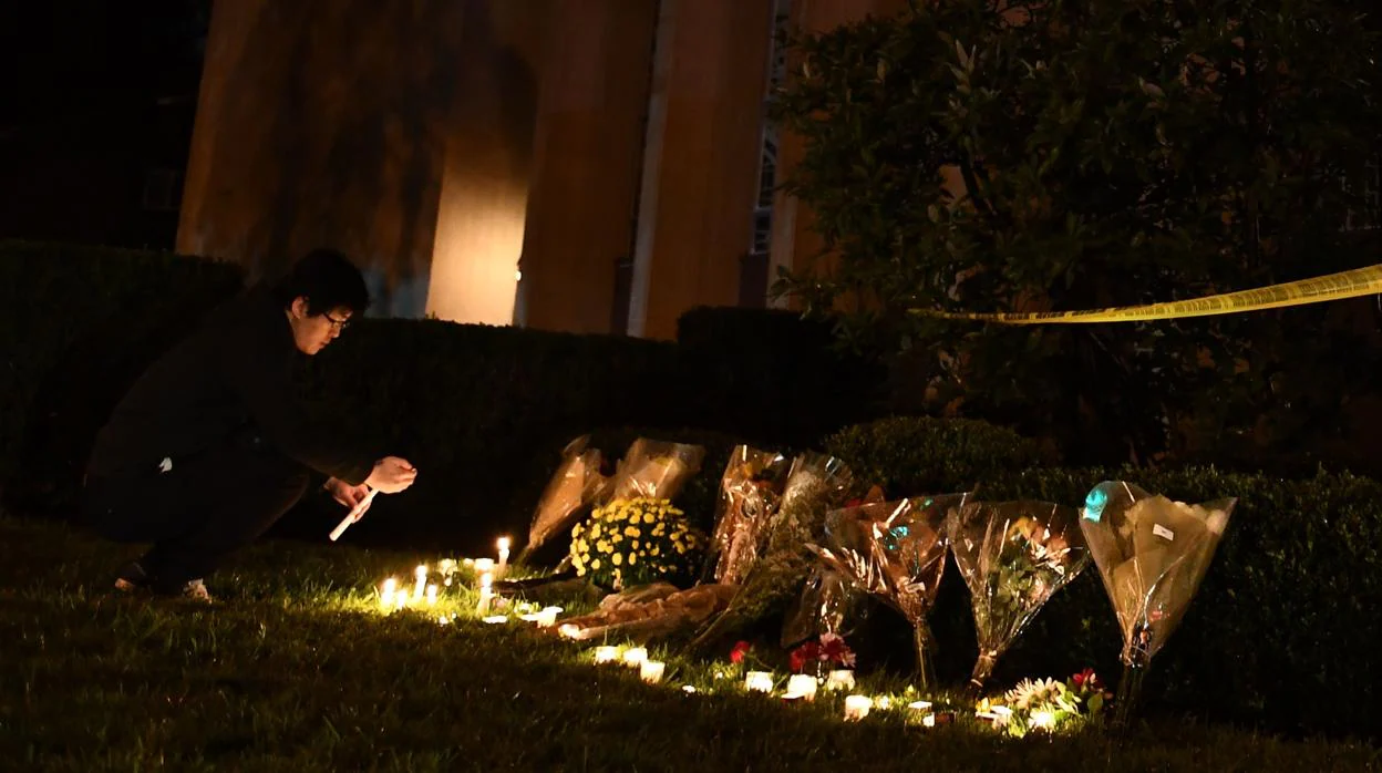 Un hombre enciende una vela frente a la sinagoga