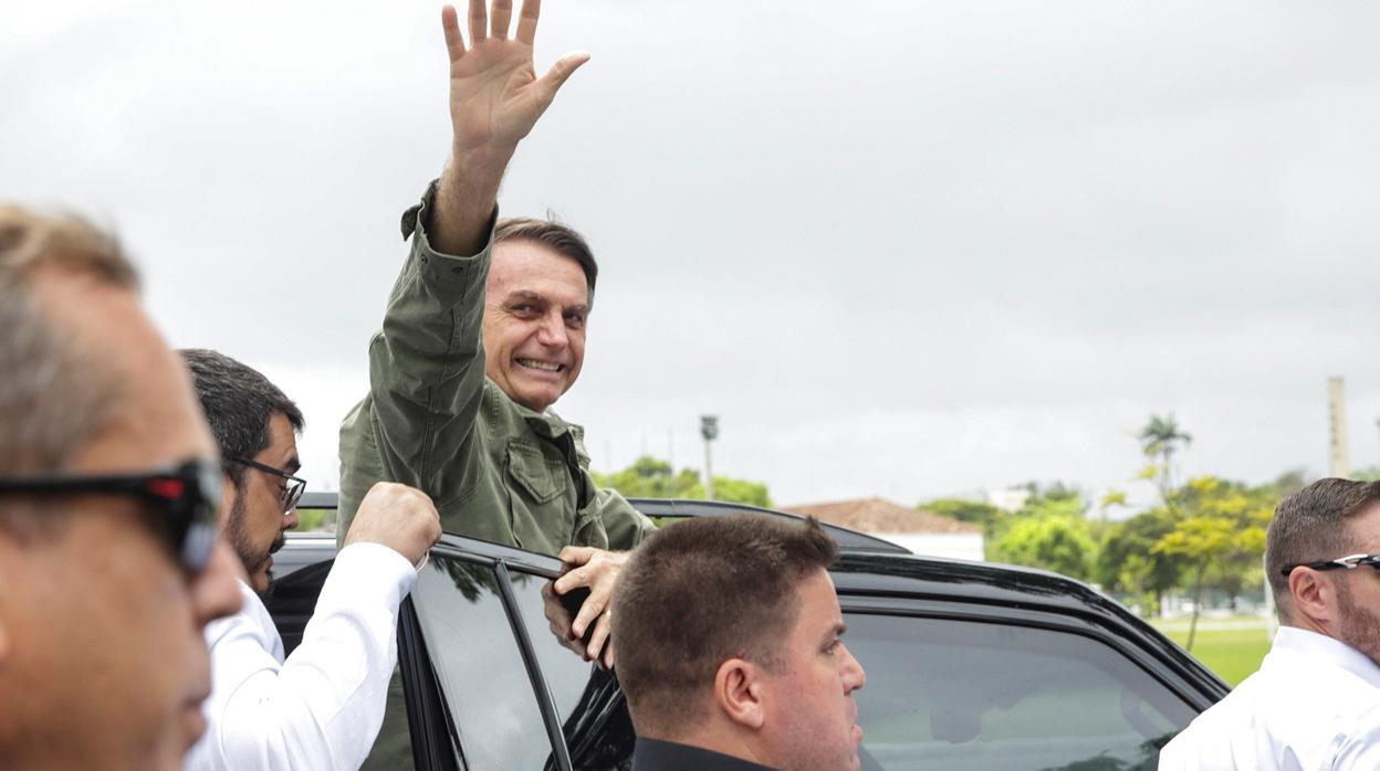 El candidato ultraderechista Jair Bolsonaro, sale de emitir su voto en una area militar