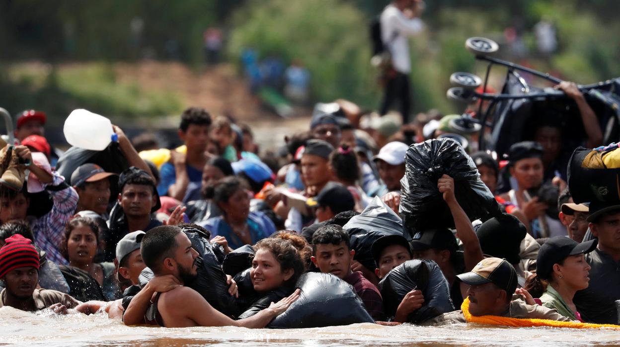 Los integrantes de la segunda caravana cruzan el río Suchiate