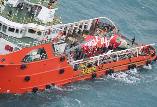 Labores de rescate en el mar de Java tras estrellarse un vuelo de Air Asia en 2015