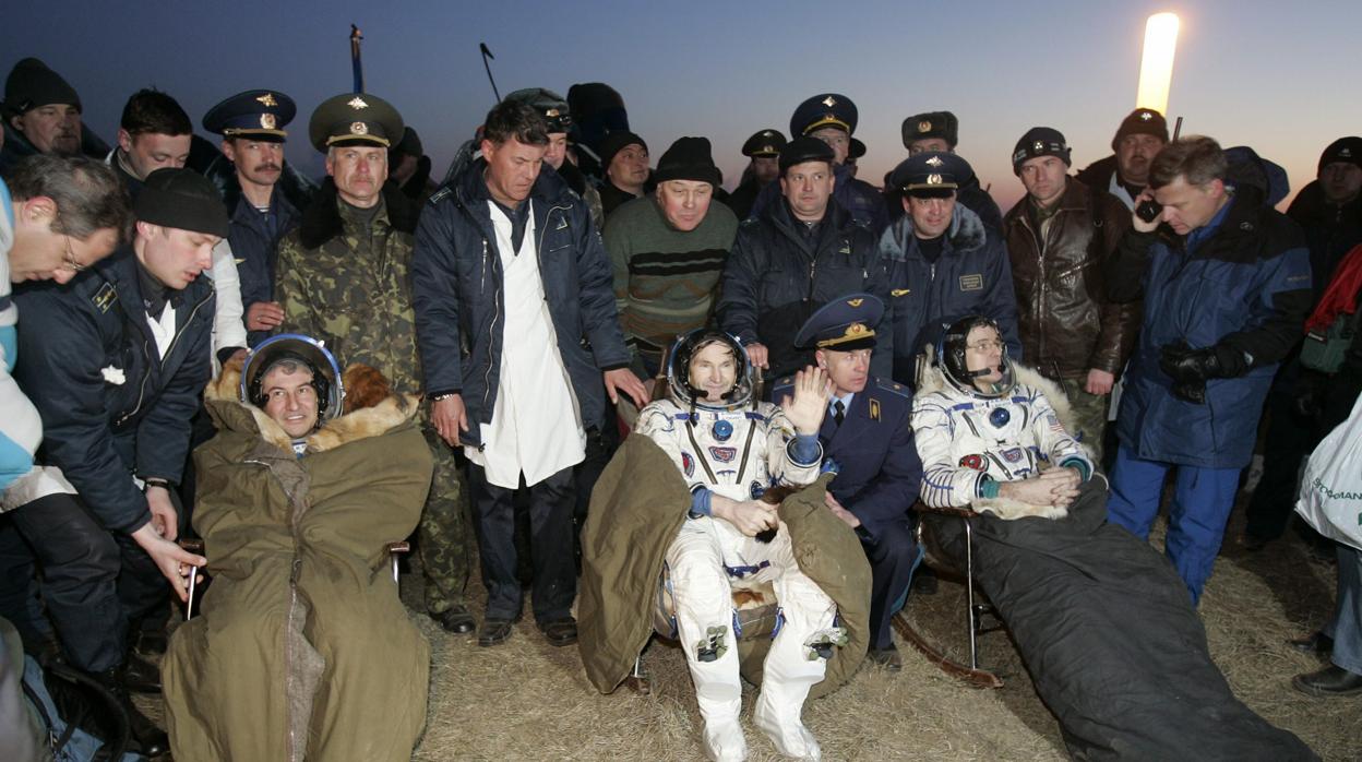 Marcos Pontes, a la izquierda, tras regresar a Tierra desde la Estación Espacial Internacional