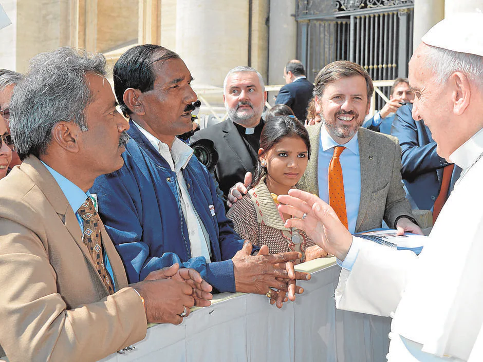 De izquierda a derecha, Joseph Nadeem, el marido de Asia Bibi y una de sus hijas, con el Papa