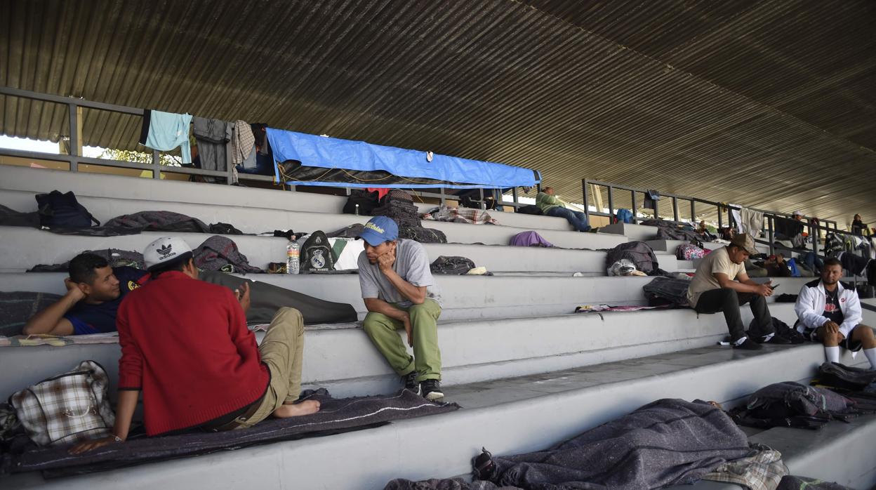 Miembros de la caravana centroamericano descansan en un refugio improvisado en un campo de fútbol en Ciudad de México