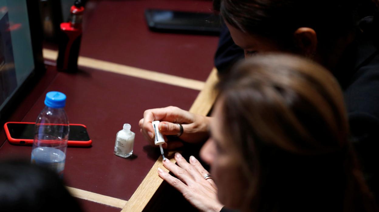 Isabel Moreira pintándose las uñas