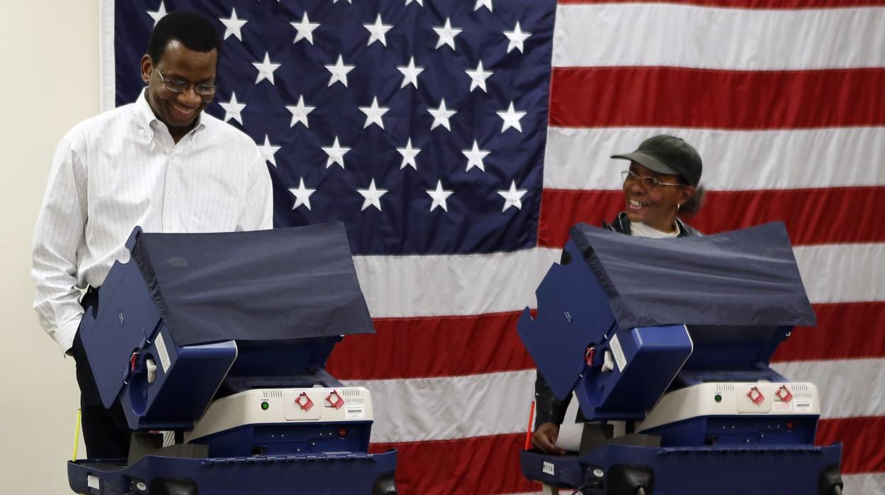 Votantes participan en las elecciones en el mismo colegio de Chicago que Barack Obama (fuera de la imagen), dentro del periodo de voto anticipado