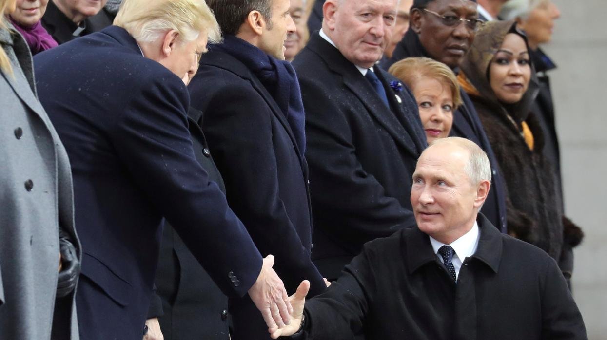 Trump y Putin se saludan durante la ceremonia del aniversario del Armisticio de la Primera Guerra Mundial