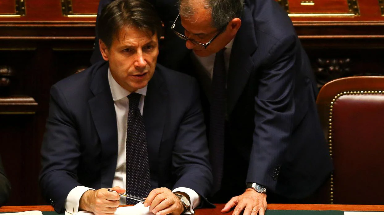 El primer ministro italiano, Giuseppe Conte, con el titular de Economía, Giovanni Tria, el pasado junio