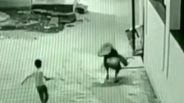 Un niño sobrevive tras resbalarse de un tercer piso al caer sobre un amigo