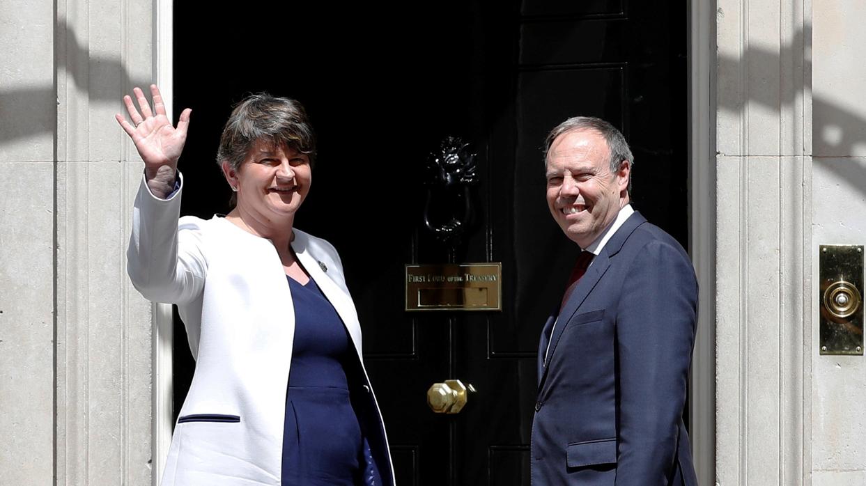 La líder del Partido Unionista Democrático (DUP), Arlene Foster, y el líder adjunto Nigel Dodds