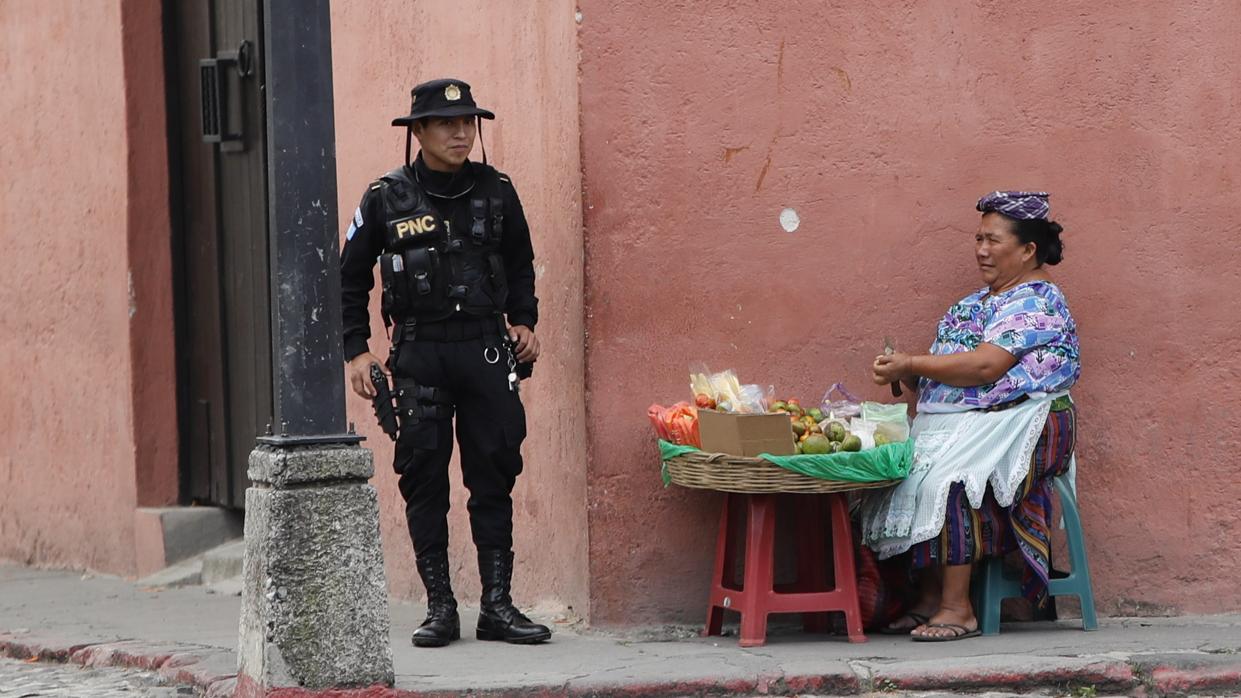 Un policía presta guardia este miércoles en Antigua Guatemala, donde se celebra la Cumbre Iberoamericana