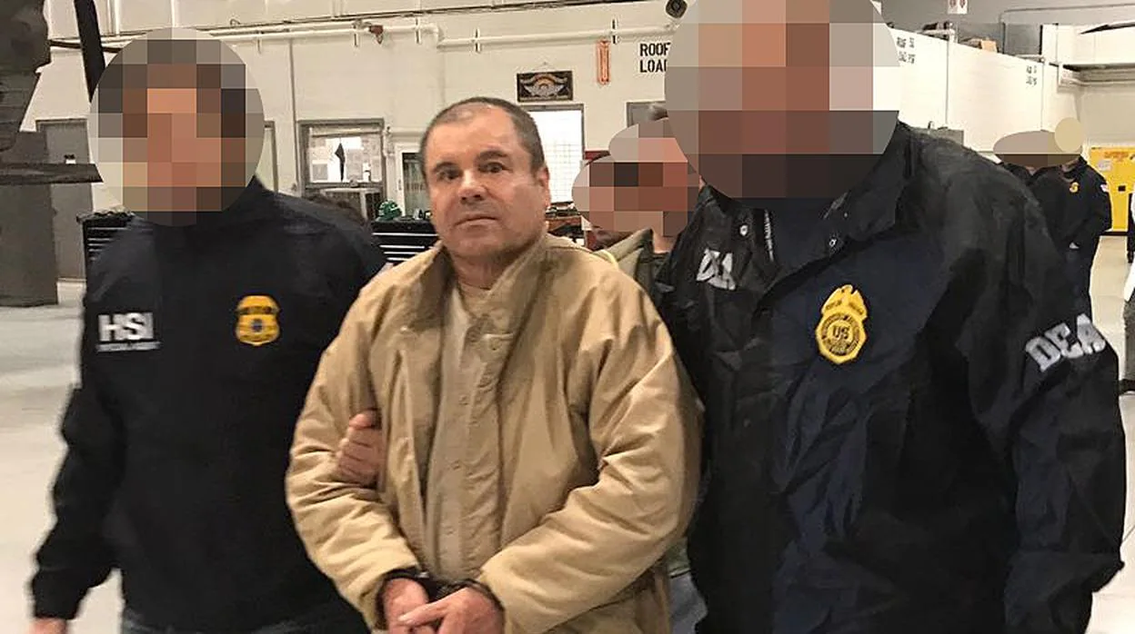 El Chapo, escoltado por la policía de México durante su extradición a Estados Unidos