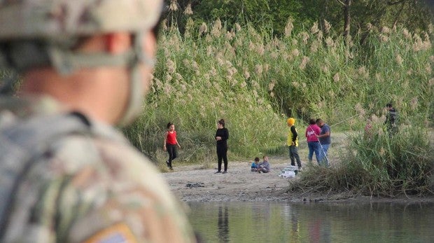 Trump da permiso a los militares para disparar a matar en la frontera con México