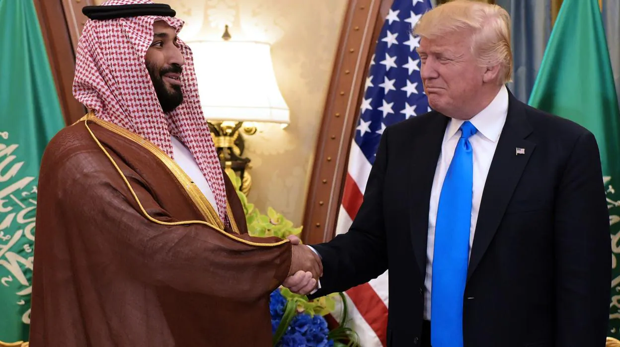 El Príncipe heredero saudí, Mohamed bin Salman, estrecha la mano del presidente de Estados Unidos, Donald Trump