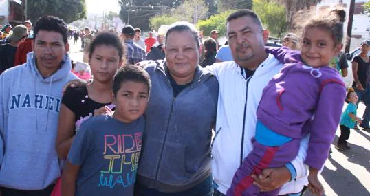 Elizabeth y Ricardo, con su familia en Tijuana