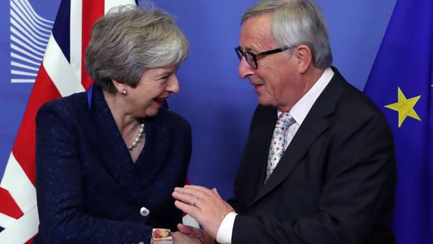 La UE da hoy su visto bueno al Brexit al que May vincula su futuro