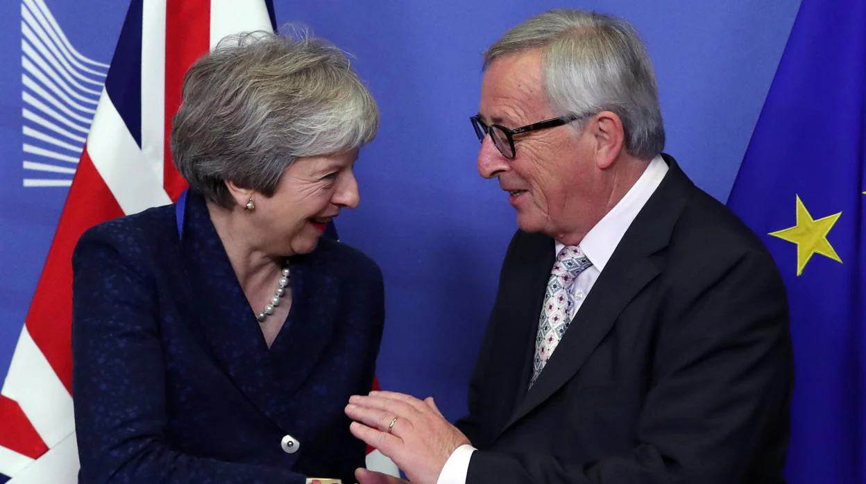 Theresa May y Jean-Claude Juncker en Bruselas