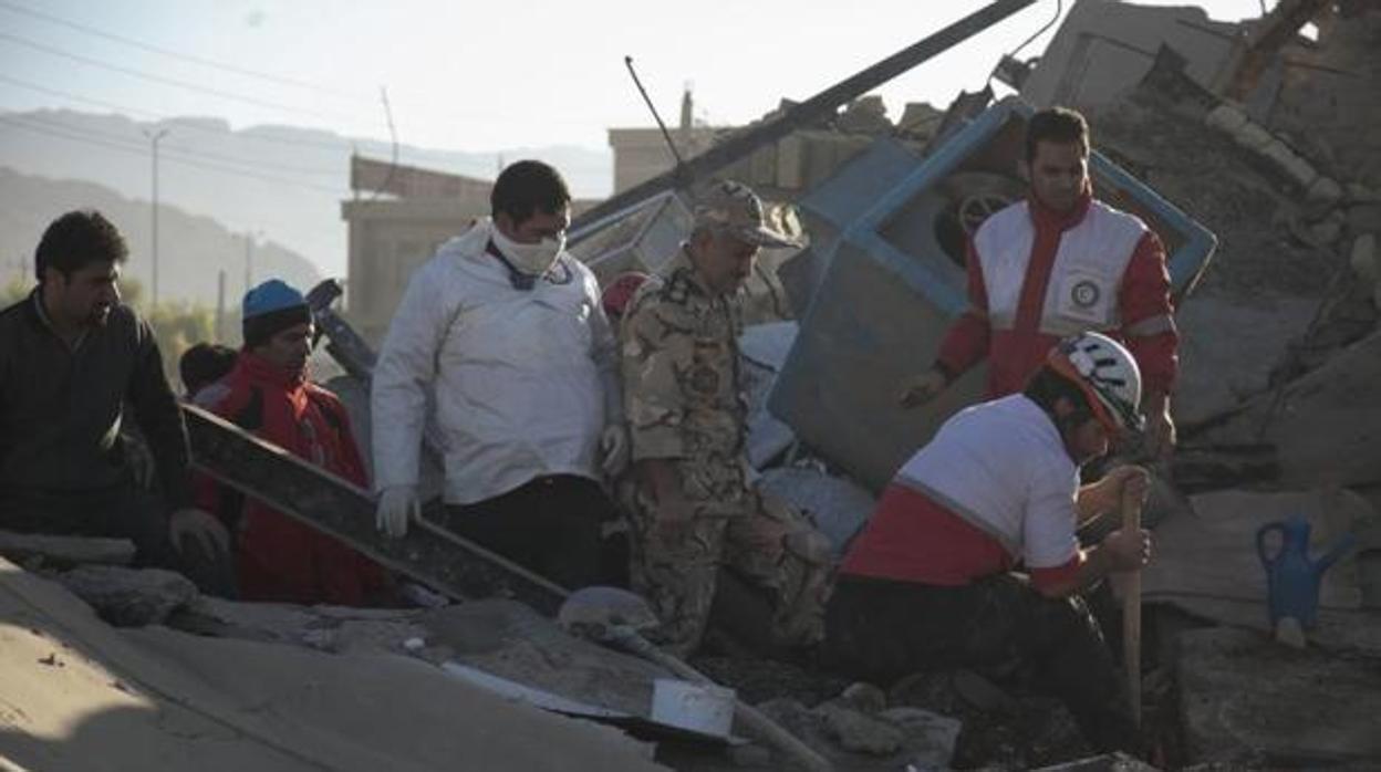 Foto de archivo de un terremoto que causó al menos 530 muertos en la frontera entre Irán e Irak