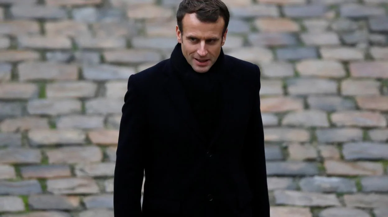 Macron asiste a la reunión en el Palacio del Elíseo