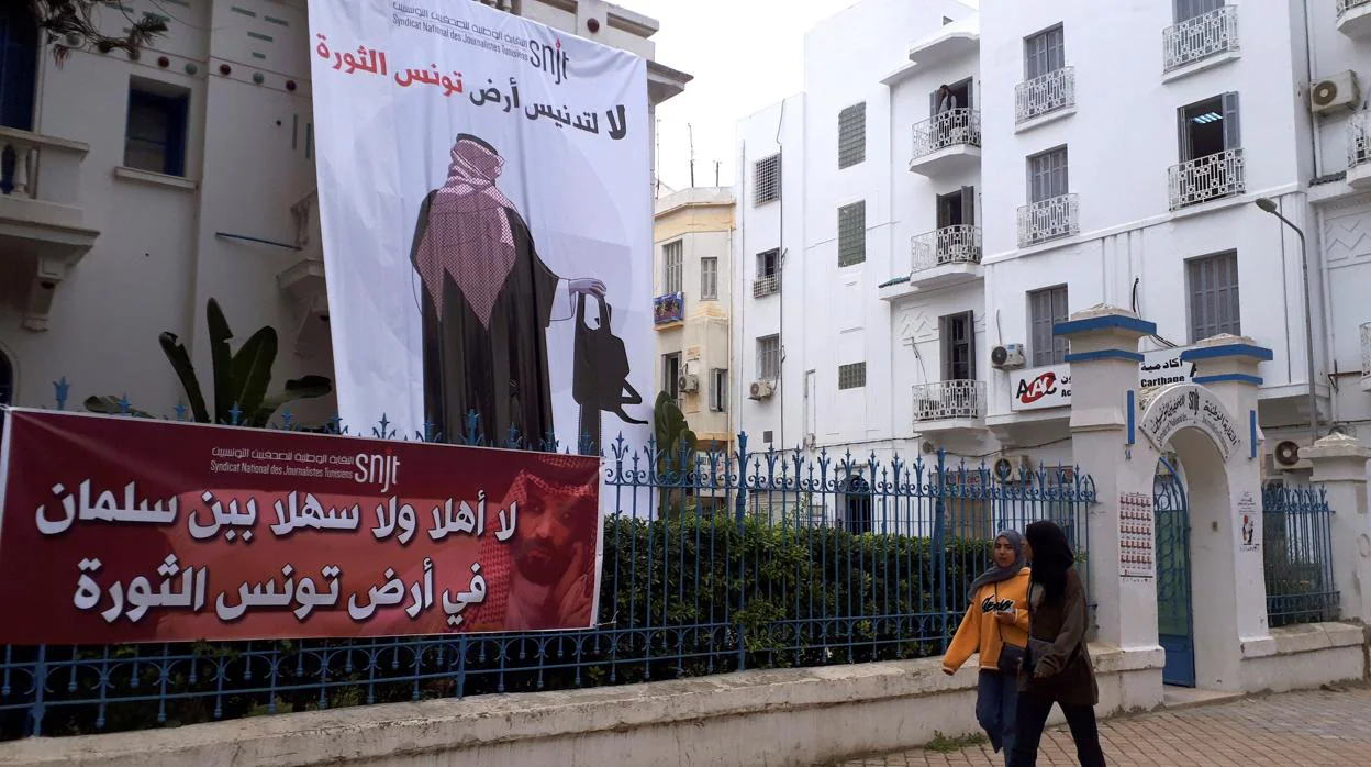 Partidos de oposición y asociaciones de la sociedad civil tunecina iniciaron una serie de protestas contra la visita de Bin Salman