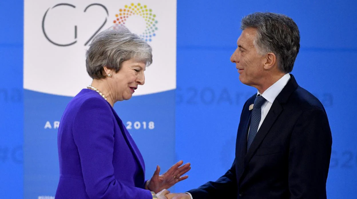 La primera ministra británica Theresa May saluda al presidente argentino, Mauricio Macri, en el G-20