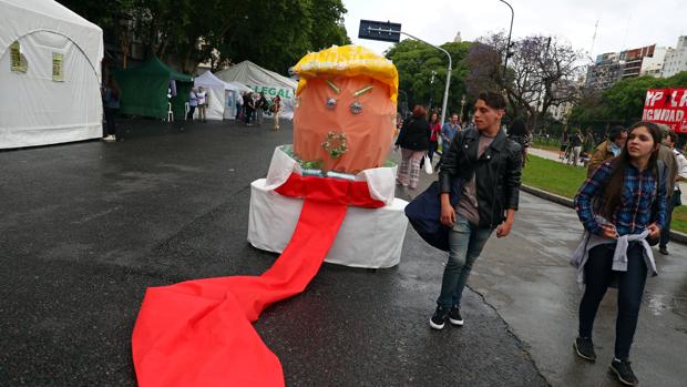 Trump llega a Buenos Aires asediado por sus relaciones con Rusia y Arabia Saudí