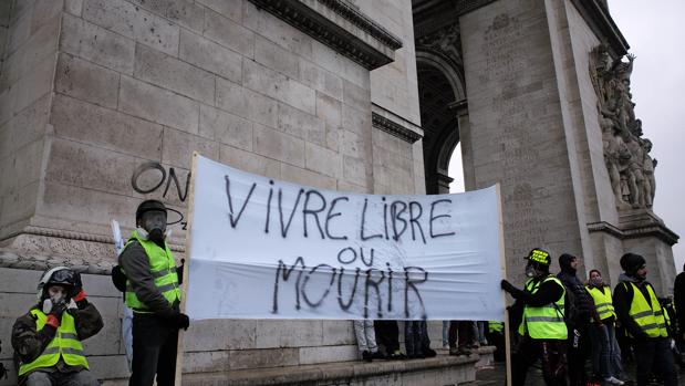 Arde París sumido en el caos de la revuelta de los «chalecos amarillos»