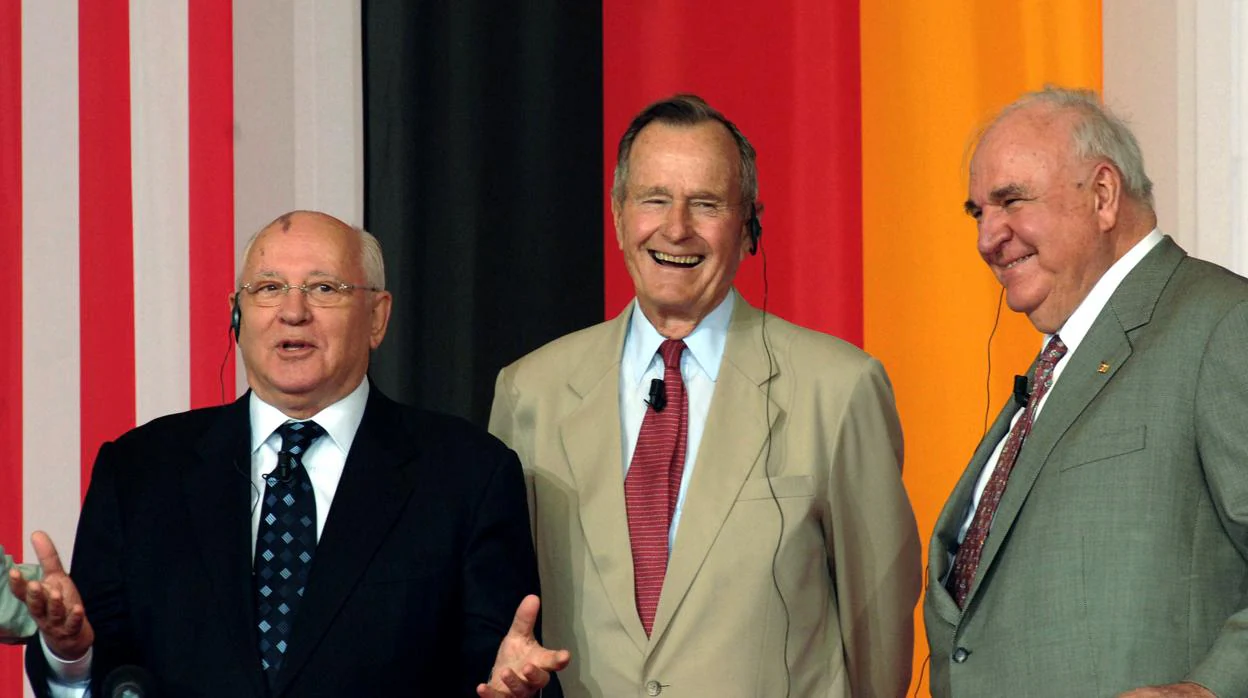 La foto tomada el 17 de junio de 2005 muestra al ex presidente de los Estados Unidos George Bush (C) flanqueado por el ex líder soviético Mikhail Gorbachev (L) y al ex canciller alemán Helmut Kohl