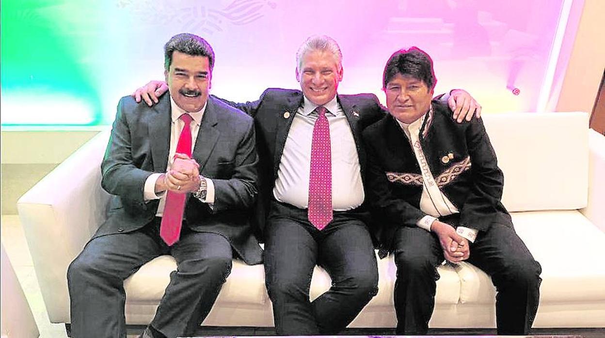 Maduro colgó esta imagen en Twitter junto a los presidentes Díaz-Canel y Morales, tras la investidura de AMLO: «Hermanos de la patria grande en la toma de protesta (posesión) de @lópezobrador, quien hoy escribe una página brillante en la historia de nuestros pueblos que luchan por la autodeterminación y la unidad latinoamericana»