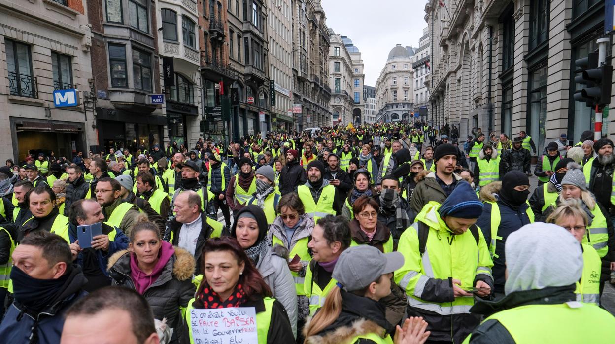 Manifestantes del colectivo «chalecos amarillos» protestan contra la subida de los impuestos a los carburantes