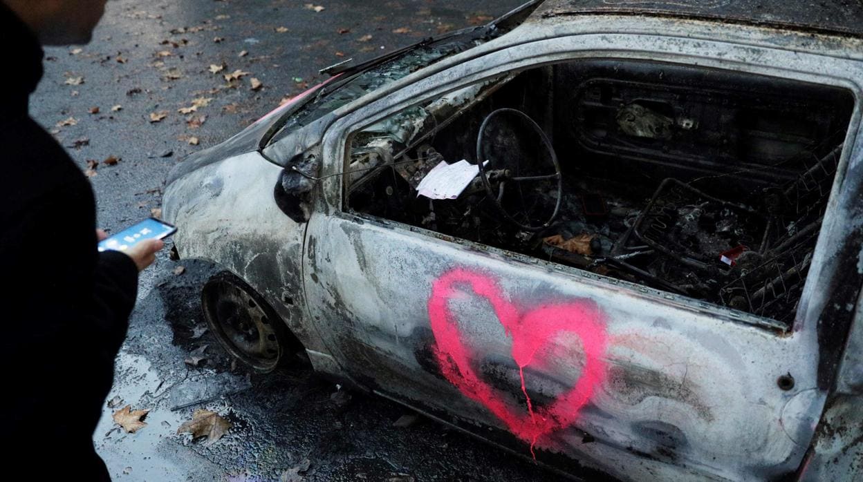 Un coche quemado durante los disturbios de los «chalecos amarillos» en París