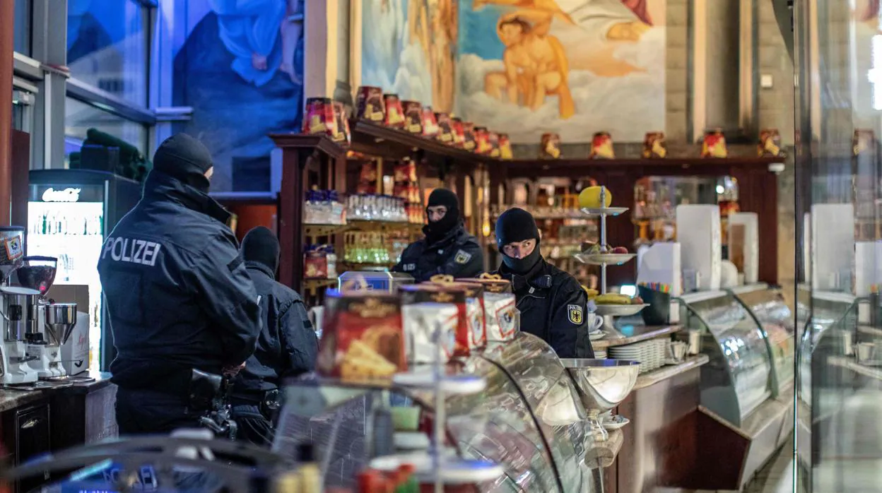 La policía alemana durante la «Operación Pollino»