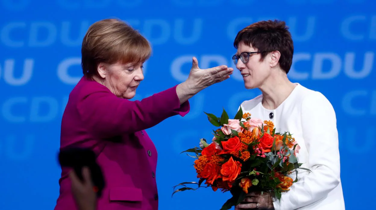 Angela Merkel y Annegret Kramp-Karrenbauer después de ser electa como la nueva presidente del partido