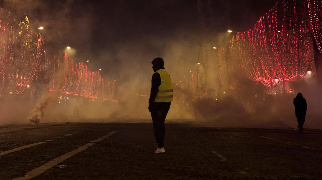 Un chaleco amarillo durante la manifestación de París del pasado sábado