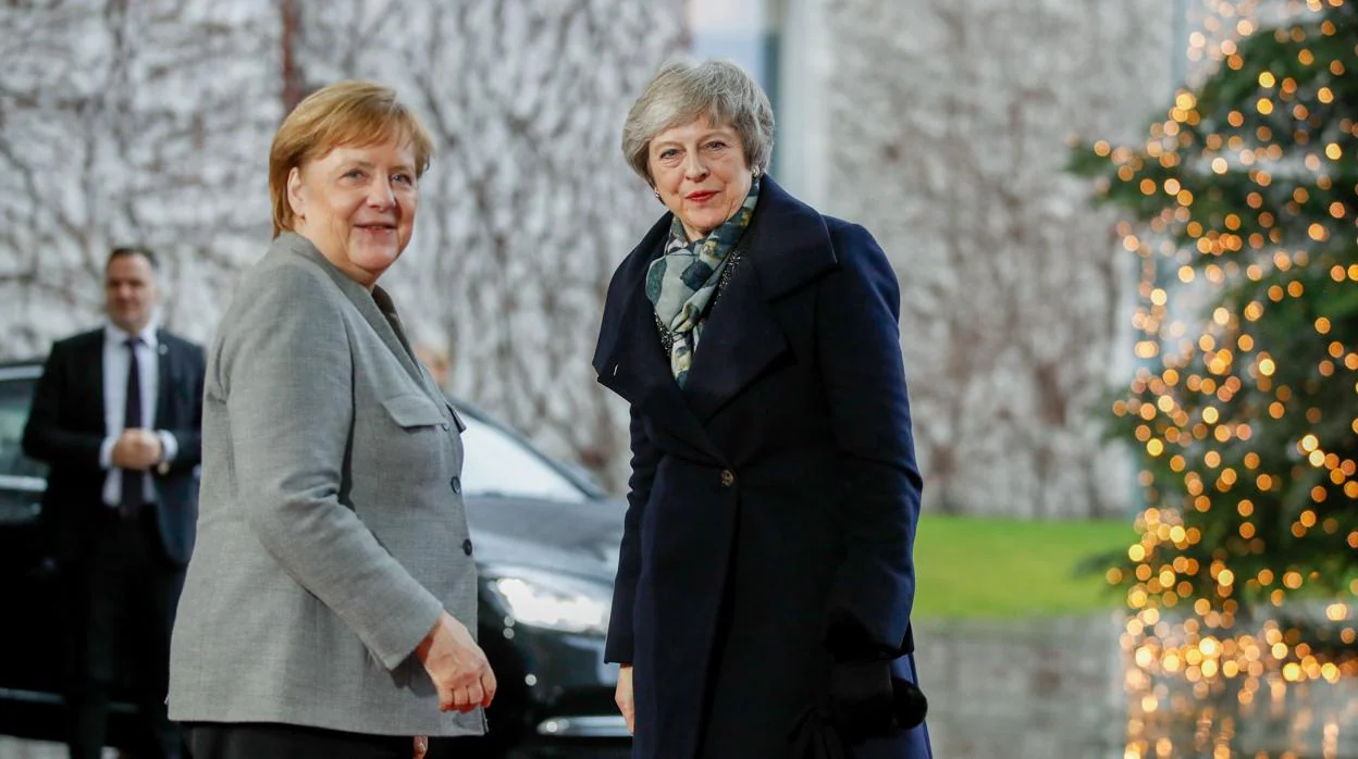 Angela Merkel y Theresa May, antes de su conversación en Berlín