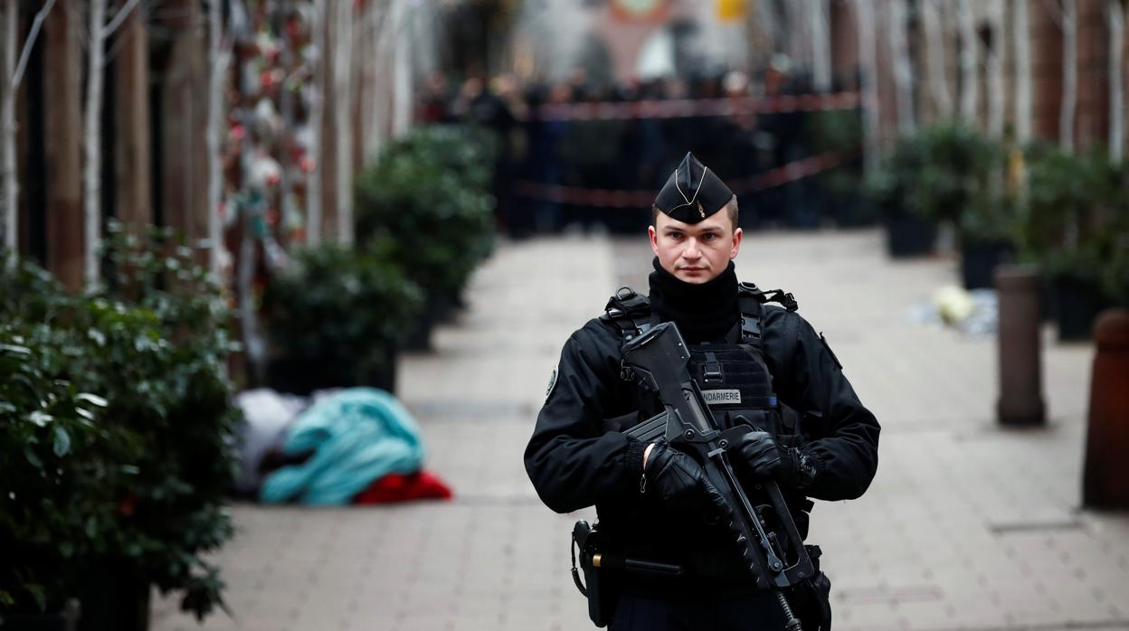 Un policía vigila el lugar del ataque de Estrasburgo