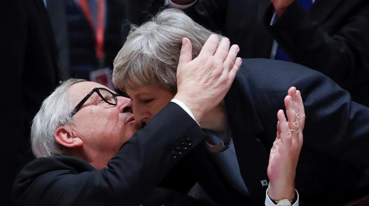 Theresa May saluda a Jean-Claude Juncker a su llegada la reunión de líderes de la Unión Europea