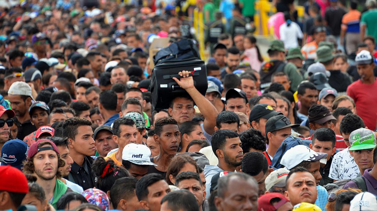 Miles de venezolanos cruzan a diario el puente Simon Bolivar, paso fronterizo con Colombia