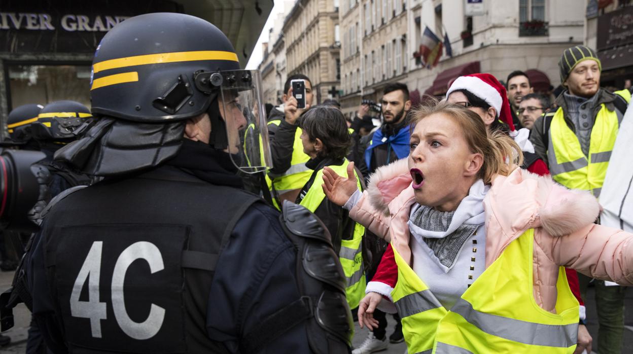 Una mujer grita a un Policía antidisturbios en Francia