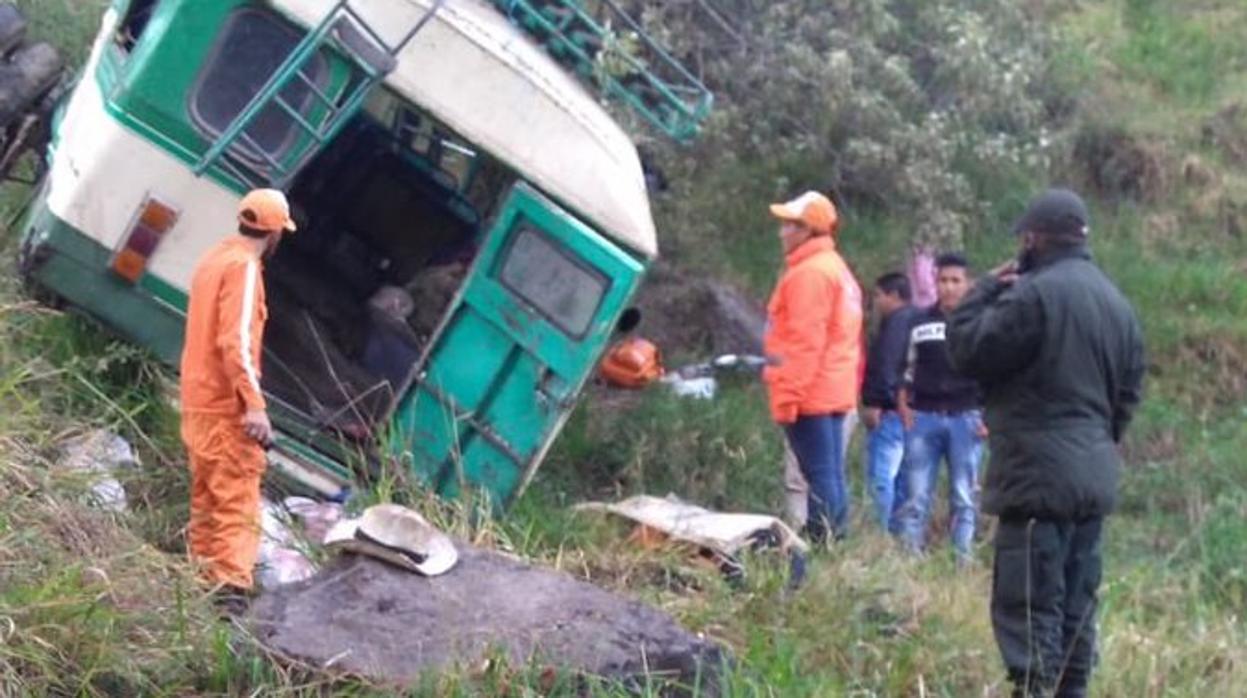 Imagen del autobús volcado