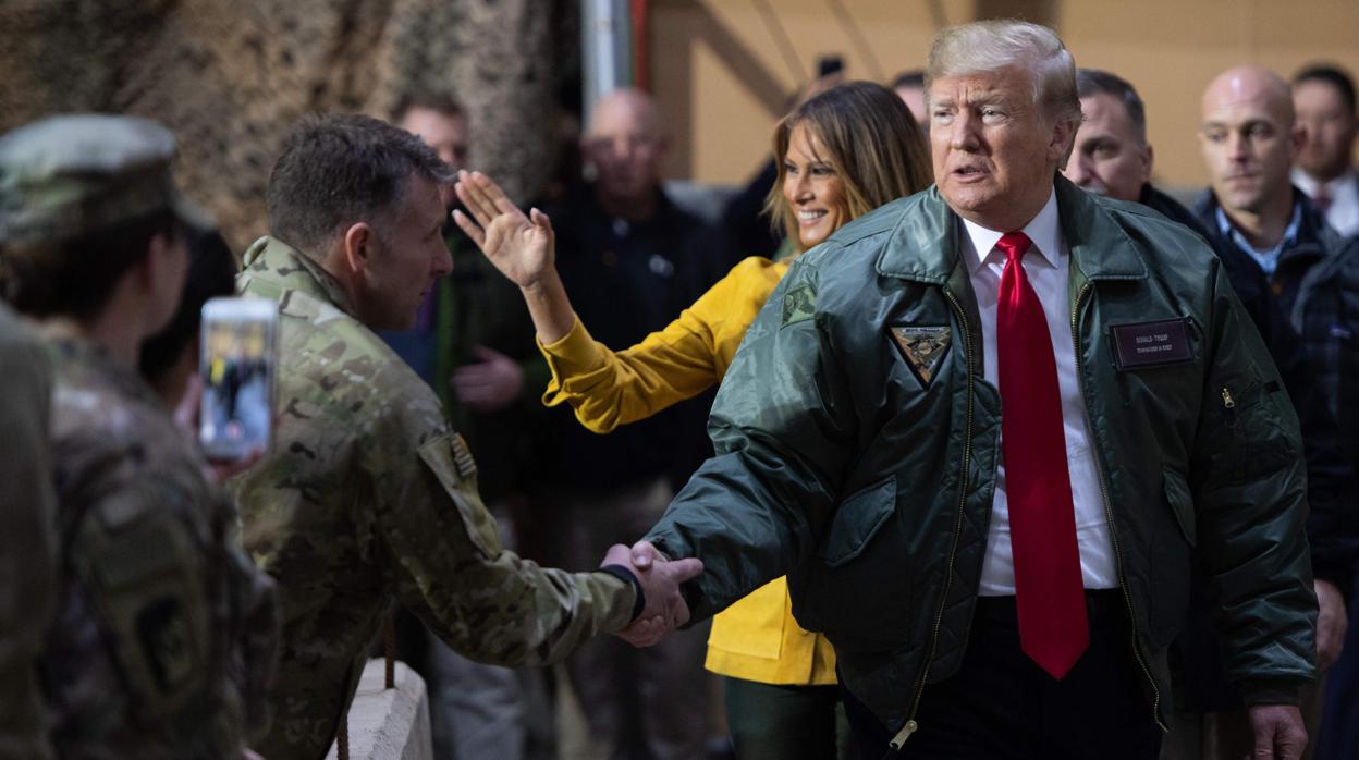 Donald y Melania Trump hacen una visita sorpresa a la base militar estadounidense de IraK.