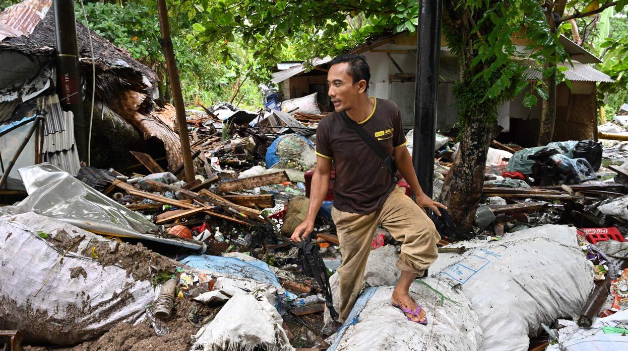 Asep Sunaria fue arrastrado junto con su moto por el tsunami, pero él y su familia pudieron salvarse