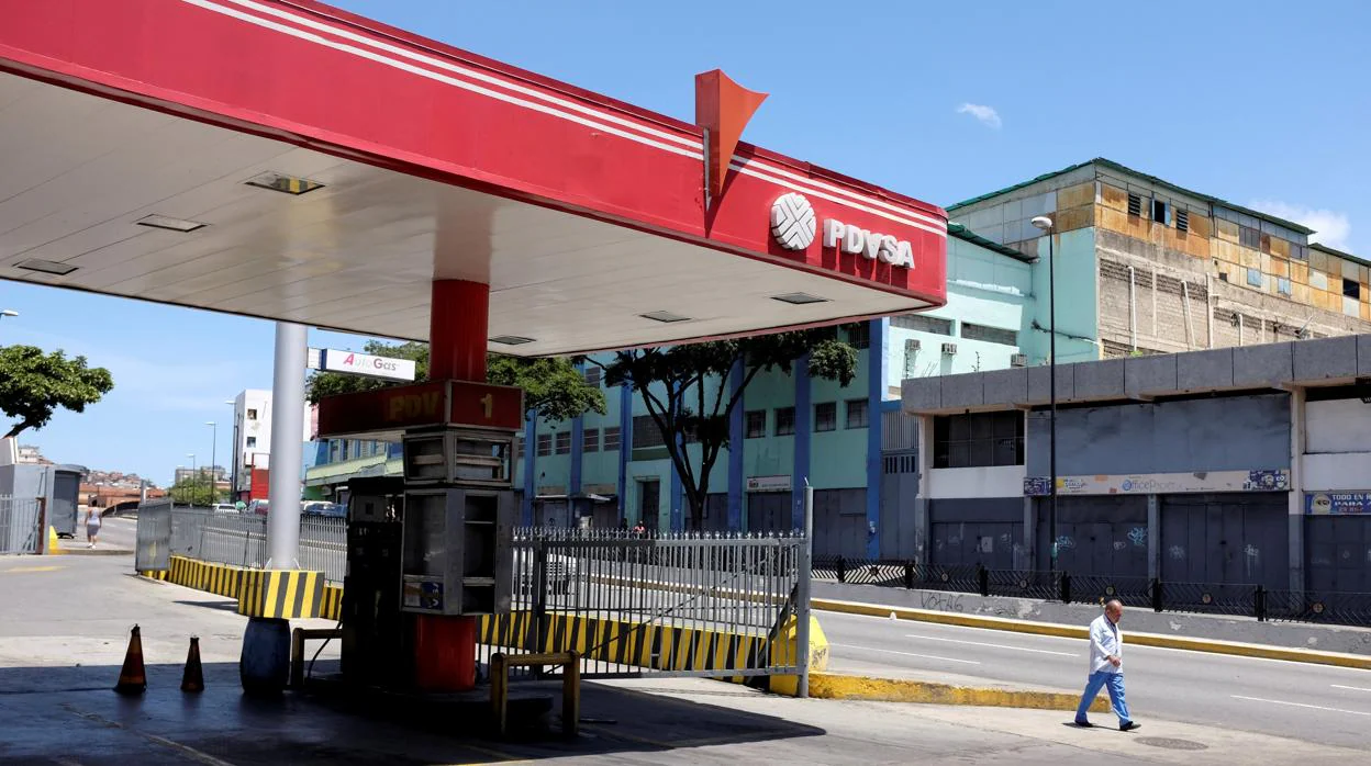 Una estación de servicio cerrada en Caracas