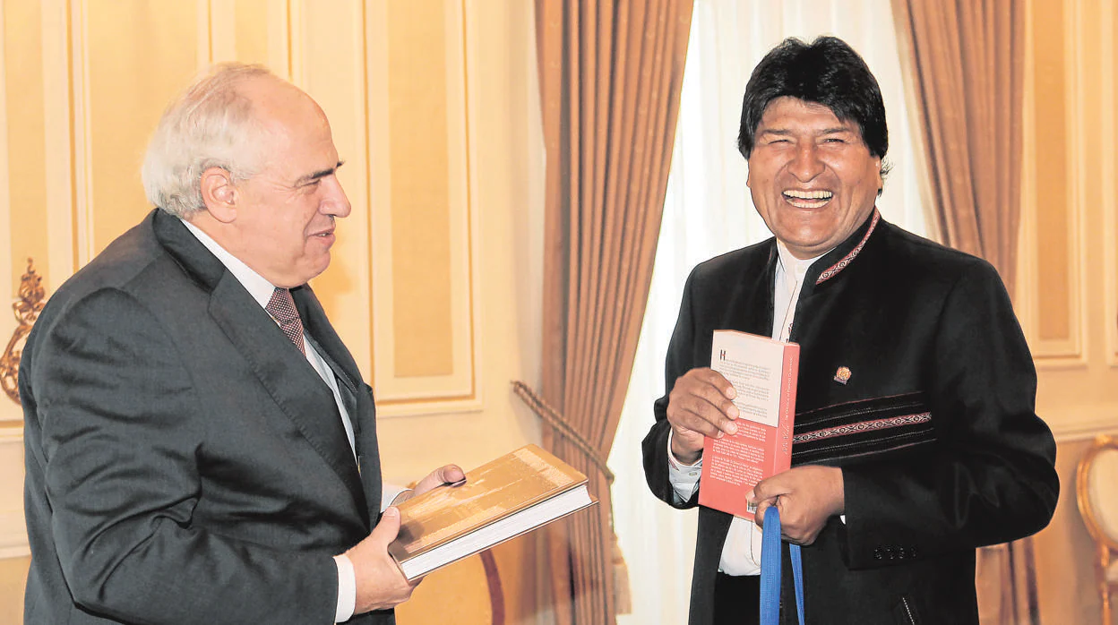 A la derecha, el presidente de Bolivia, Evo Morales