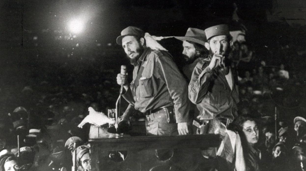 Fidel Castro pronuncia un discurso en el campamento militar de Columbia, en La Habana, el 8 de enero de 1959