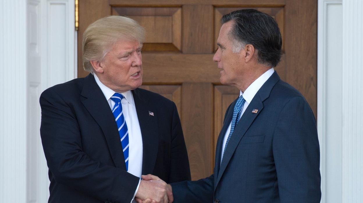 Trump estrecha la mano de Romney tras comer juntos en su club de golf en noviembre de 2016